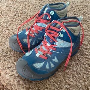 Merrell women’s shoes size 5.5, select dry series